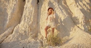 Bir kadın doğanın manzarasına hayran.