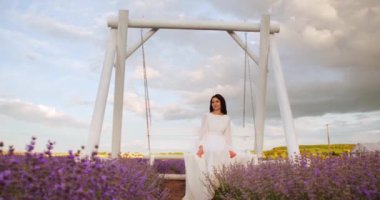Gün batımında sallanan bir gelinin romantik görüntüsü