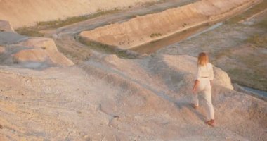 Bir kadın beyaz kayaların manzarasına hayran.