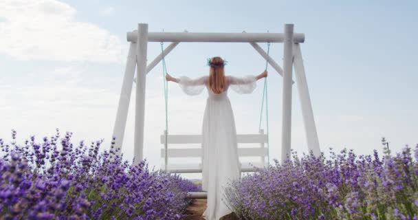 Uma Jovem Delicado Vestido Branco Balança Balanço — Vídeo de Stock