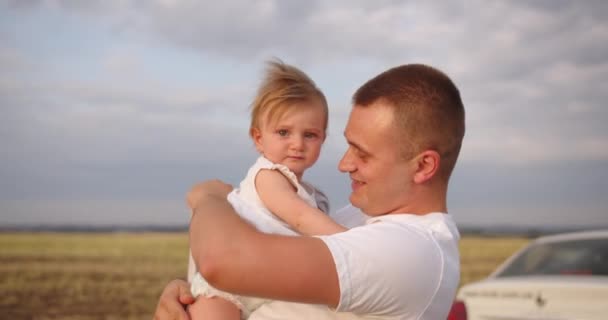 若い幸せな父親が小さな子供と一緒に歩いている — ストック動画