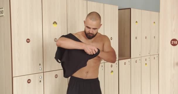 Ένας Άντρας Αλλάζει Ρούχα Στα Αποδυτήρια Του Γυμναστηρίου Ετοιμάζεται Για — Αρχείο Βίντεο