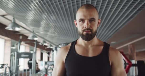 Ein Athlet Läuft Durch Die Turnhalle Trainieren Attraktives Männliches Aussehen — Stockvideo