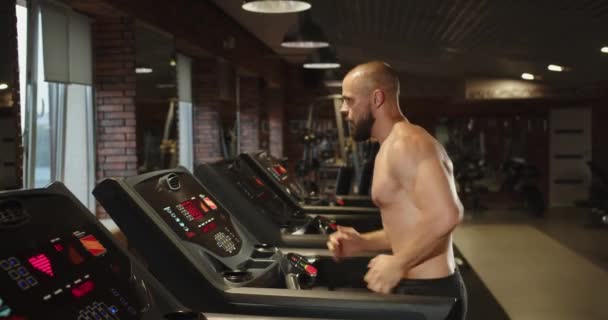 Frumos Corp Masculin Sexy Unui Atlet Bandă Alergare Sala Sport — Videoclip de stoc