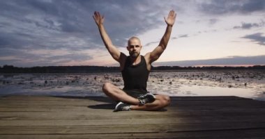 Genç bir sporcu akşamları dışarıda antrenman yapıyor.