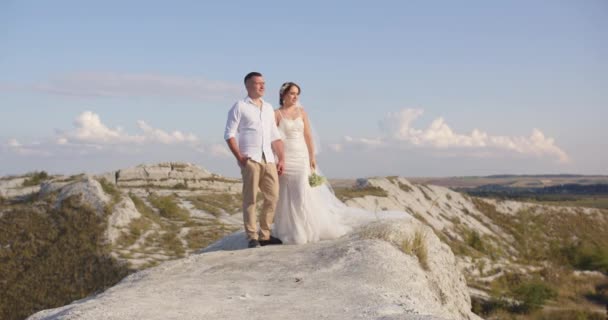 Ein Verliebtes Hochzeitspaar Wandert Den Bergen — Stockvideo