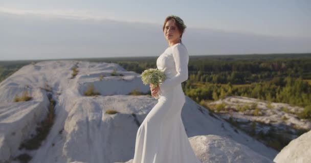 Die Braut Schicken Brautkleid Wandert Entlang Der Felsigen Berge — Stockvideo