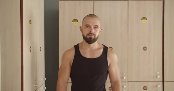 Homem Muda Roupa Vestiário Ginásio Preparando Para Treino — Vídeo de Stock