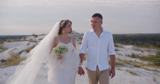 Yeni Evliler Neşeli Gelin Damat Dağ Yamacında Yürüyor Düğün Çifti — Stok video