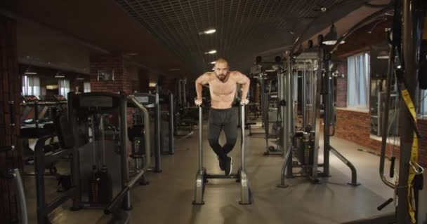 Schöner Sportler Bodybuilder Der Klimmzüge Parallelen Barren Der Turnhalle Macht — Stockvideo