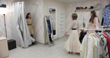 Kızlar butik mağaza kızları gibi giyinmeyi deniyorlar.