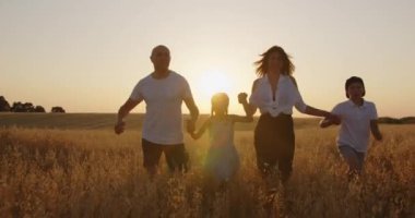 Arkadaş canlısı mutlu aile birlikte eğleniyor.