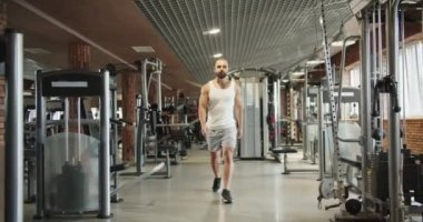 Mükemmel atletik bir vücudu ve samimi bir gülümsemesi olan bir adam.