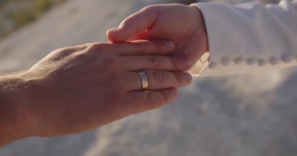 Casamento Homem Mulher Apaixonados Dia Casamento Anéis Casamento Câmbio — Vídeo de Stock