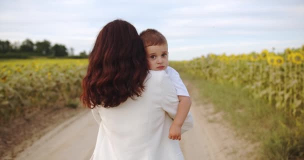 Uma Mãe Carrega Uma Criança Cansada Sonolenta Seus Braços Através — Vídeo de Stock