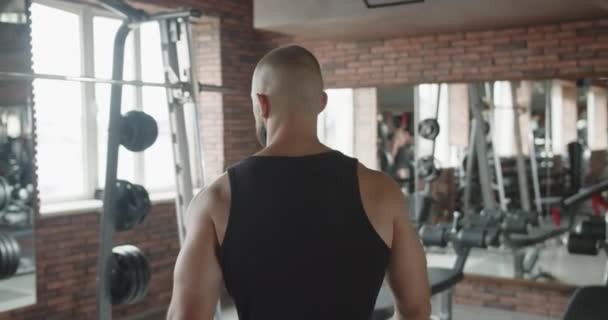 体操馆的一名运动员把肌肉鼓起来 — 图库视频影像