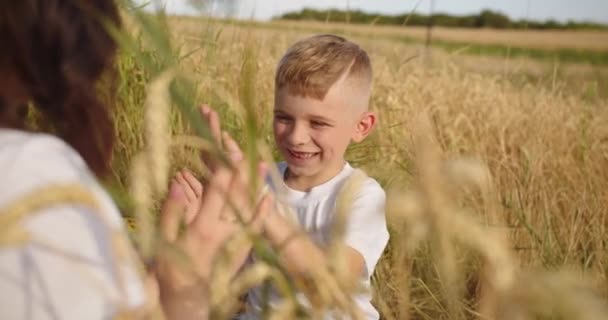 Uma Mãe Feliz Joga Jogo Divertido Com Seu Filho — Vídeo de Stock