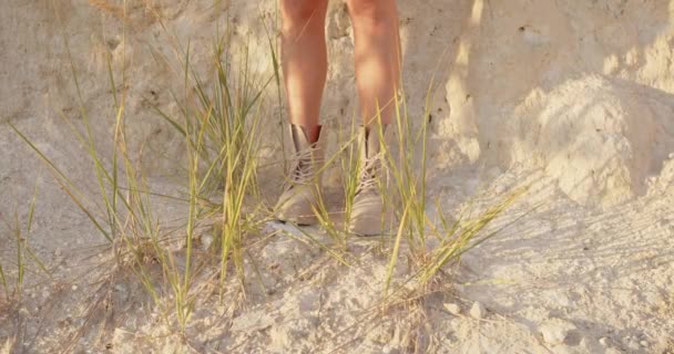 Cava Sabbia Con Pietre Cui Piedi Una Ragazza — Video Stock