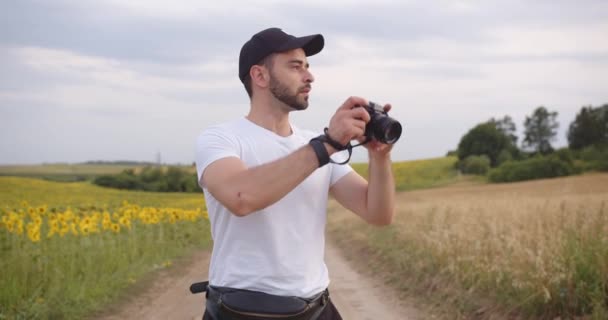 Young Photographer Chooses Good Angles Photo Shoot — Wideo stockowe