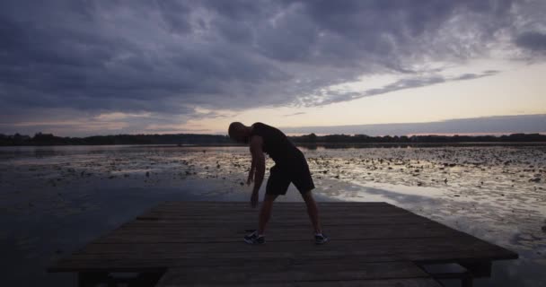 Ein Mann Macht Übungen Zur Dehnung Der Muskeln Des Körpers — Stockvideo