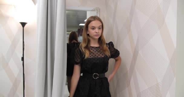Ein Schönes Mädchen Probiert Einem Stilvollen Geschäft Ein Schwarzes Kleid — Stockvideo