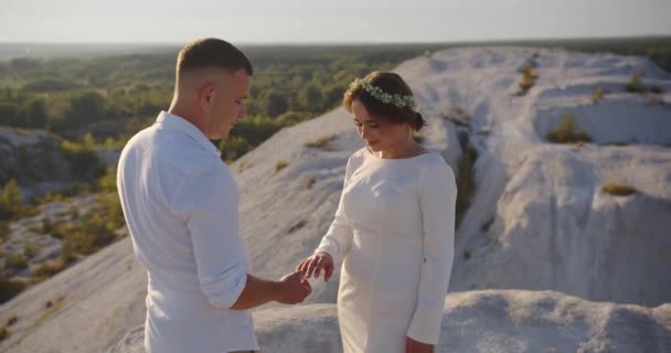 Homem Mulher Alegres Colocando Anéis Casamento Livre Casal Feliz Troca — Vídeo de Stock