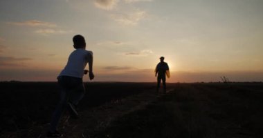 Çocuk, savaştan dönen kahraman babasıyla tanışır.