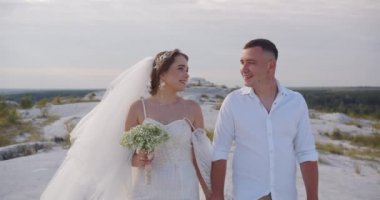 Terk edilmiş bir kanyonun kıyısındaki zarif bir çiftin düğün aşk hikayesi.