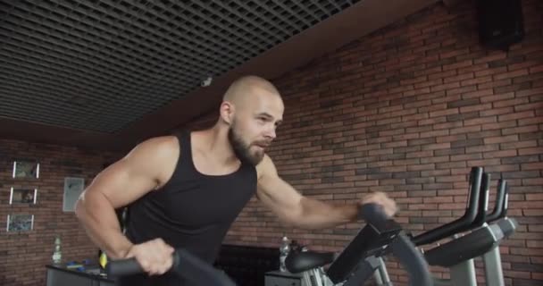 Homem Está Fazendo Exercícios Perna Uma Máquina Ginásio Melhorando Seu — Vídeo de Stock