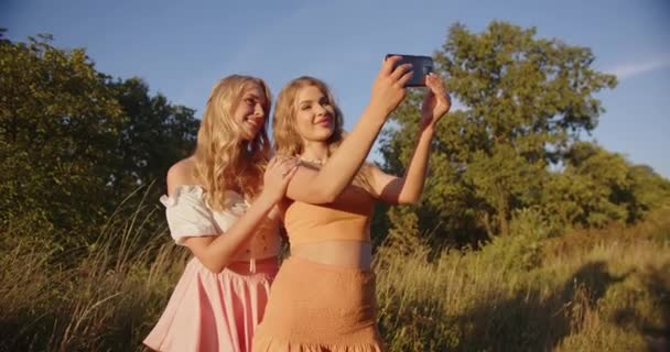 Deux Belles Blondes Amusent Dans Nature — Video