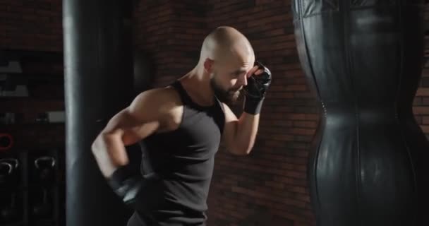 Primer Plano Joven Atleta Enfocado Agresivamente Golpeando Una Pera Entrenamiento — Vídeo de stock