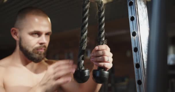 Närbild Idrottare Händer Gör Återvändsgränd Gymmet Med Ett Rep Person — Stockvideo