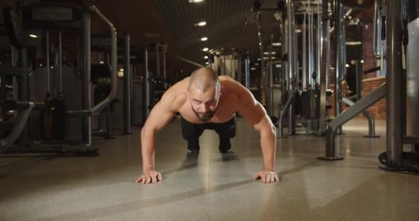 Shirless Gespierde Man Bedekt Met Zweet Doet Push Ups Sportschool — Stockvideo