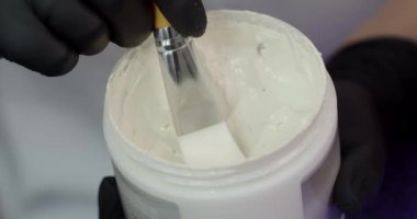 Güzellik, sağlık ve vücut, yüz ve ayaklar için bakım. Kozmetik uzmanı kremi cilde sürmek için fırça kullanır.. 