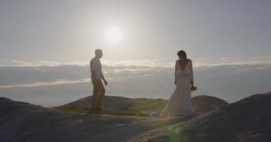 Damat geline yaklaştı ve ona elini uzattı.