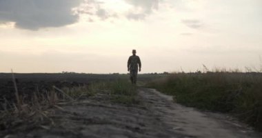 Kendi hayatın ve sağlığın pahasına ülkeni koru.