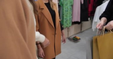 Kızlar bir moda mağazasından kıyafet satın aldılar.