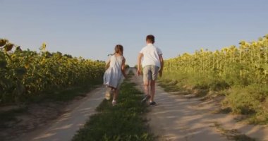 Çocuklar birbirlerine yetişmek için oyun oynuyorlar.