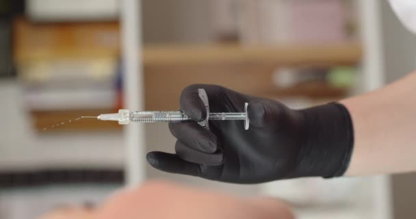 Spuit Voor Injecties Arts Maakt Een Injectie — Stockvideo