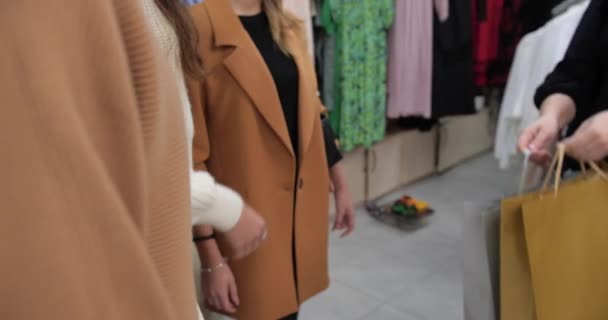 Девушки Купили Одежду Модном Магазине — стоковое видео