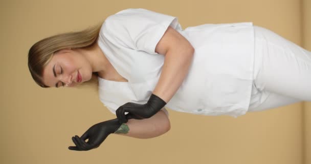 女の子の医者は医療検査のために滅菌手袋を着用します — ストック動画