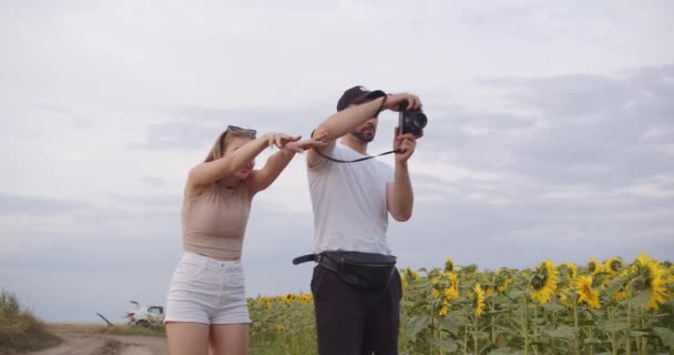 Photographe Son Assistant Travaillent Sur Une Séance Photo — Video