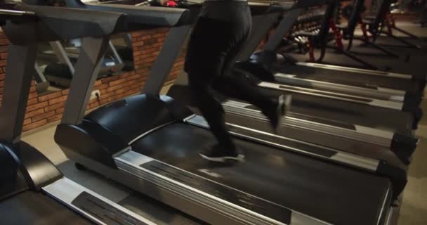 Vacker Sexig Manlig Kropp Idrottsman Ett Löpband Gymmet Långsamma Rörelser — Stockvideo
