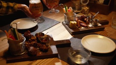 Biftek barında ya da restoranda yiyecek ve içecekler. Garson bir bardak bira getirir ve masaya koyar..