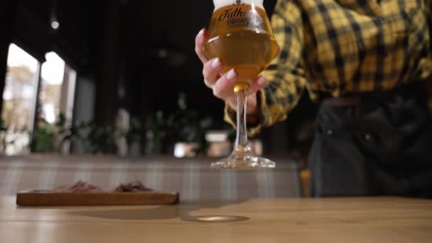 Вкусное Холодное Освежающее Пиво Белой Пеной — стоковое видео