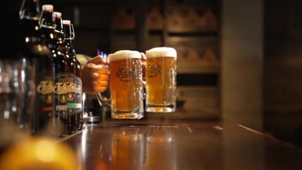 啤酒吧把自己生产的啤酒倒出来 — 图库视频影像