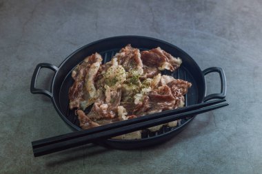 Kara Tabakta Kızarmış Mermer Biftek