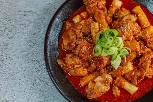 Koreański Jedzenie Pikantne Stir Smażone Kurczaka Tteokbokki Danie Czarny Talerz — Zdjęcie stockowe