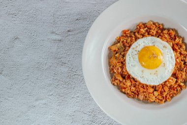 Kore yemeği kimchi, kızarmış pirinç yemeği ve beyaz tabakta kızarmış yumurta.