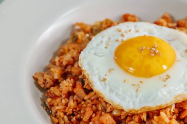 Kore yemeği kimchi, kızarmış pirinç yemeği ve beyaz tabakta kızarmış yumurta.